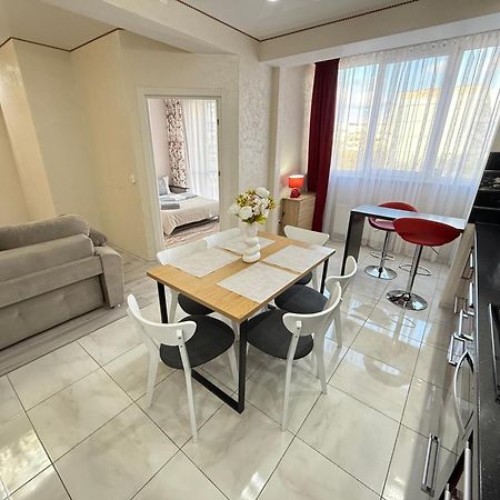 Cozy Two Bedroom Large Apartment Kischinau Exterior foto