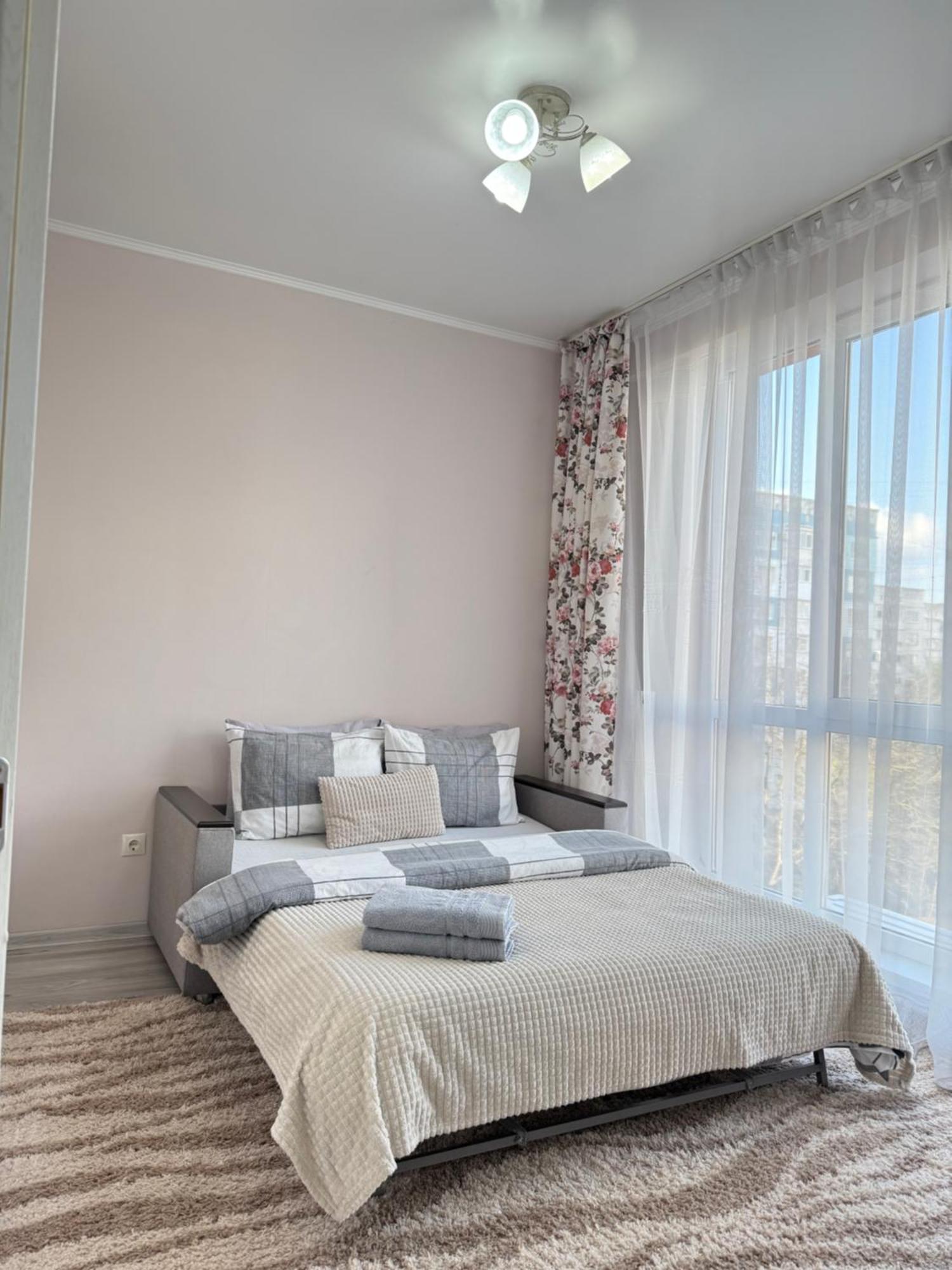 Cozy Two Bedroom Large Apartment Kischinau Exterior foto