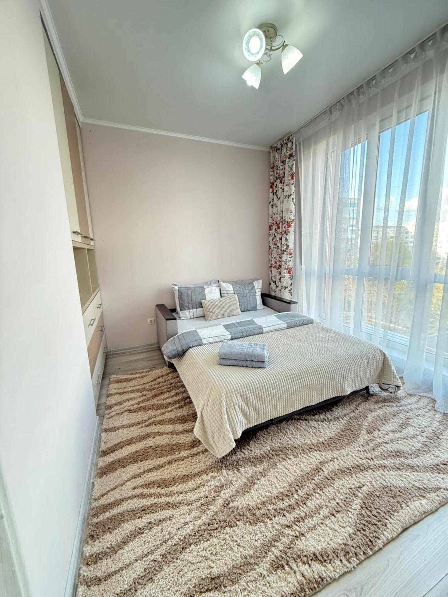 Cozy Two Bedroom Large Apartment Kischinau Exterior foto
