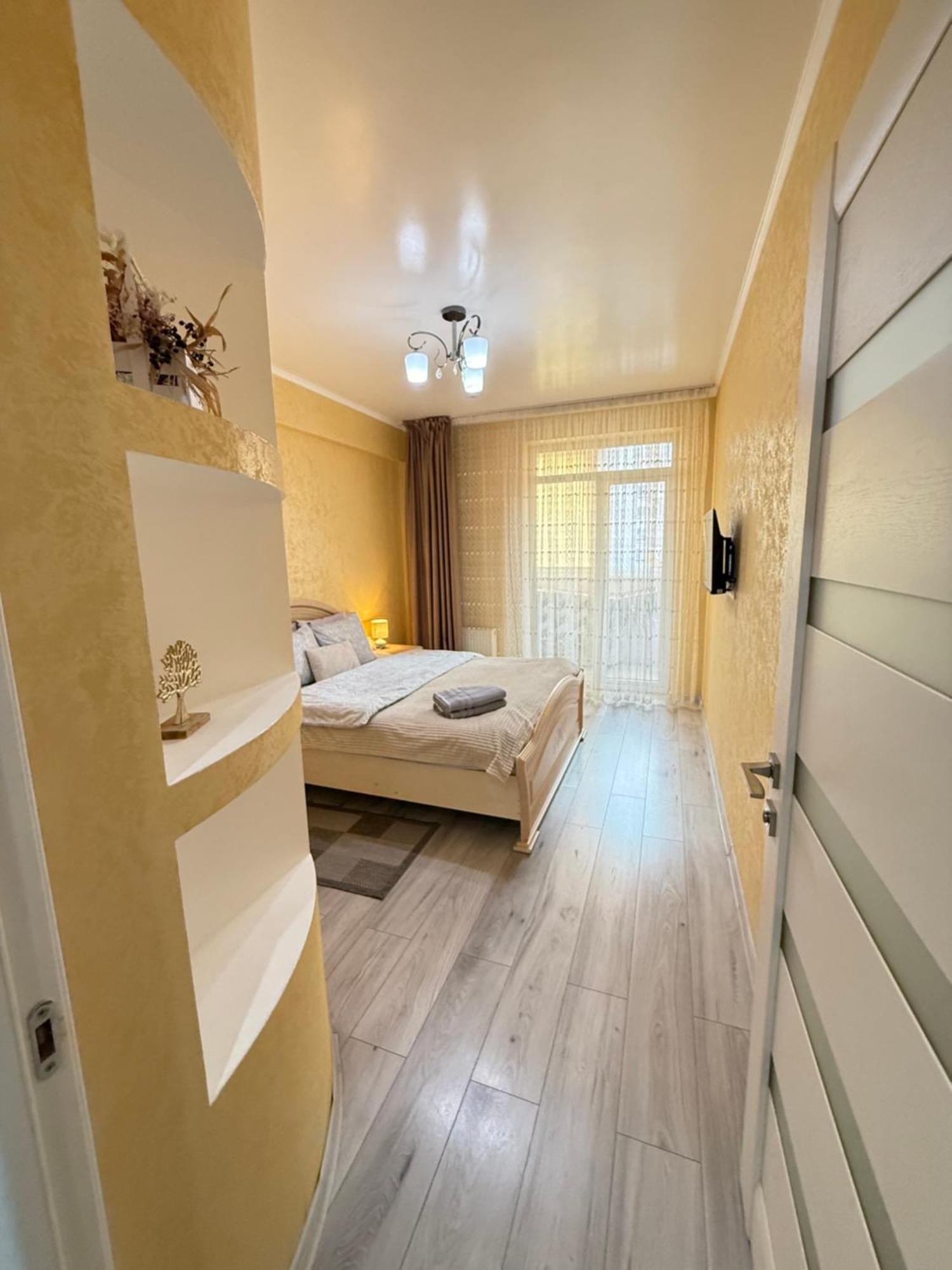 Cozy Two Bedroom Large Apartment Kischinau Exterior foto